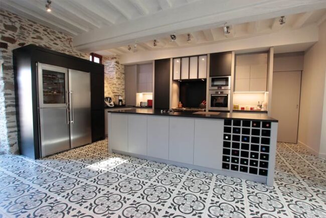 Vue de la cuisine avec sol en carreau de ciment - Beaupréau 49