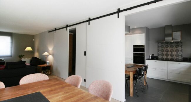 Cuisine et salon séparés par panneaux coulissants - redistribution Vertou 44