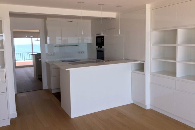 Cuisine et porte à galandage miroir - Transformation d'un appartement et architecture d'intérieur