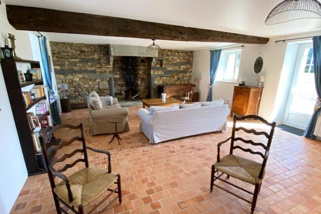 Salon après rénovation - Rénovation longère en gîte 35
