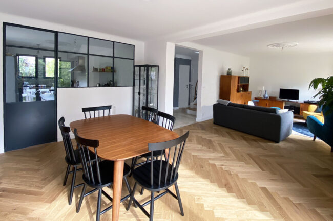 pièce de vie modernisée, parquet, verrière